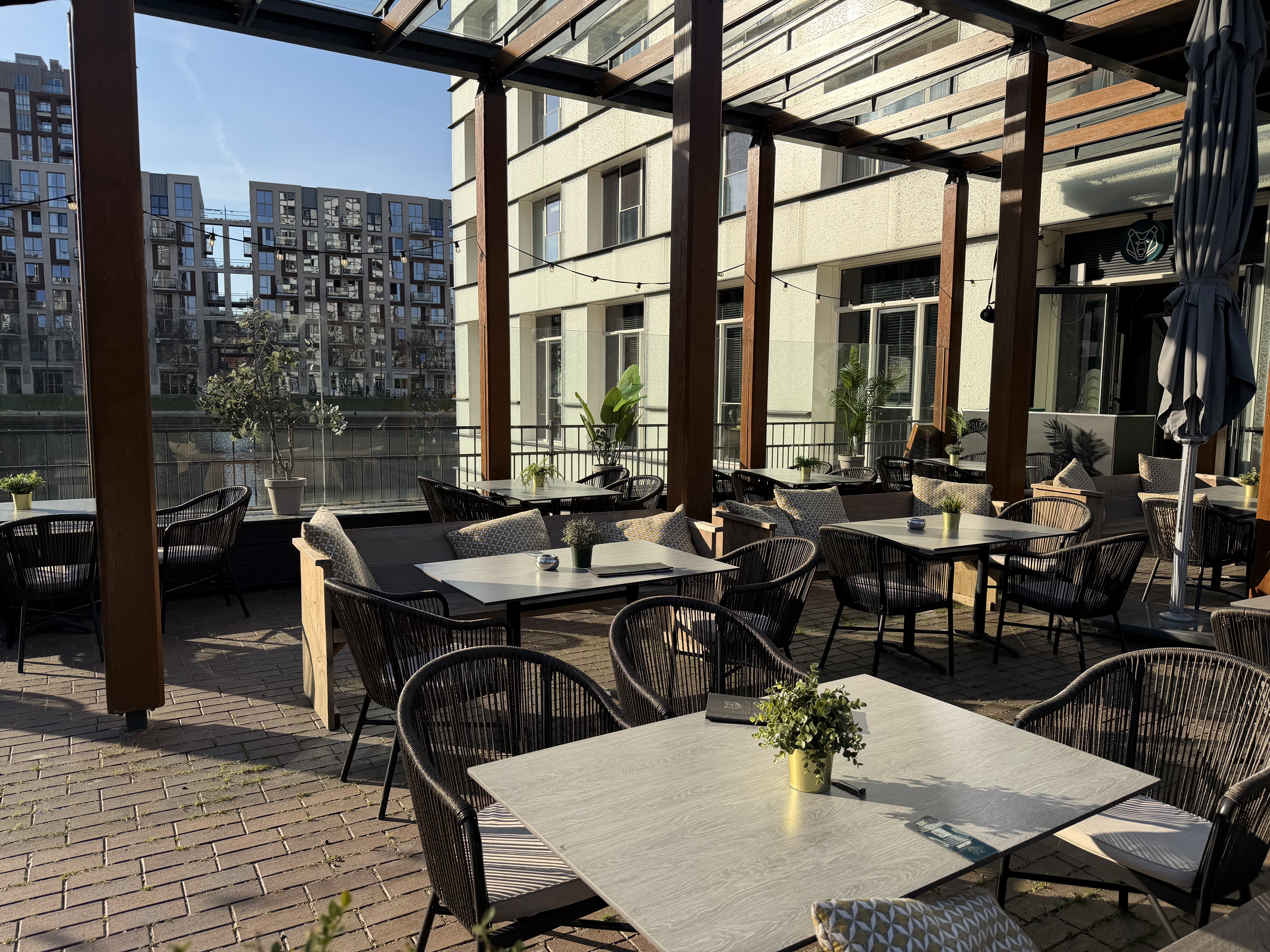Terras aan de Hofvijver in het Paleiskwartier